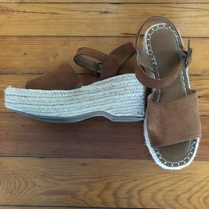 Universal Thread Platform Sandals